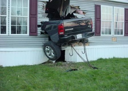 Những tai nạn kỳ quặc với xe hơi (2) - 10