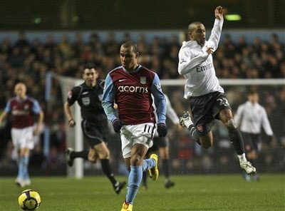 Arsenal và Aston Villa "níu chân" nhau tại Villa Park - 2 Arsenal và Aston Villa "níu chân" nhau tại Villa Park - 2