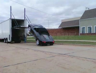 Video: Xe Ferrari rơi ngược khỏi xe tải - 2