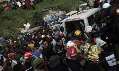 Cứu sống bé gái bị chôn vùi 15 ngày dưới đống đổ nát Haiti - 4 Cứu sống bé gái bị chôn vùi 15 ngày dưới đống đổ nát Haiti - 4