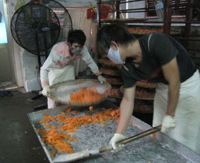 Nguyên liệu mứt Tết lăn lóc trên nền đất bẩn - 3