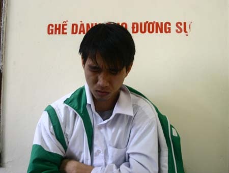 Thêm một CSGT bị hất lên nắp capo taxi - 2