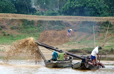Cận cảnh một dòng sông lớn đang “thoi thóp” - 2