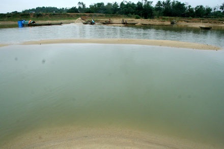 Cận cảnh một dòng sông lớn đang “thoi thóp” - 12