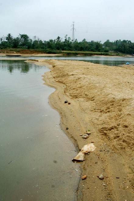 Cận cảnh một dòng sông lớn đang “thoi thóp” - 13