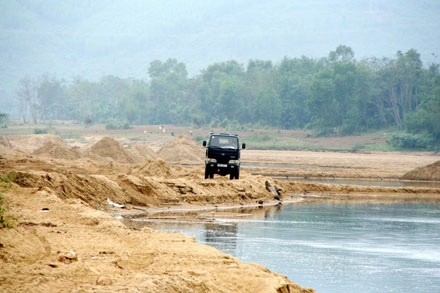 Cận cảnh một dòng sông lớn đang “thoi thóp” - 3