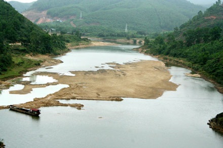 Cận cảnh một dòng sông lớn đang “thoi thóp” - 17