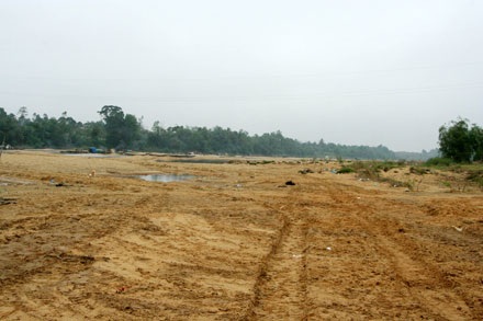 Cận cảnh một dòng sông lớn đang “thoi thóp” - 7