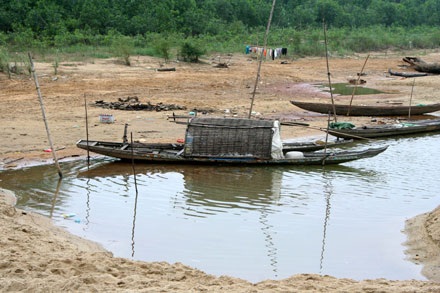 Cận cảnh một dòng sông lớn đang “thoi thóp” - 8