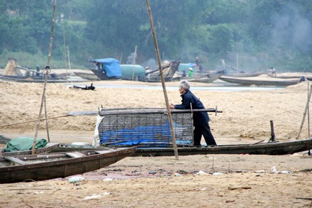 Cận cảnh một dòng sông lớn đang “thoi thóp” - 1