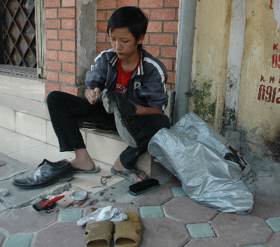 Chuyện kể tiếp về em bé đánh giày chờ chết trên hè phố - 3 Chuyện kể tiếp về em bé đánh giày chờ chết trên hè phố - 3