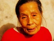 Xúc động chuyện bà lão đi ăn mày nuôi cháu học đại học - 1