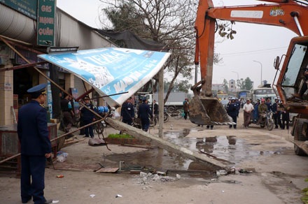 Kiên quyết giải tỏa, xử lý vi phạm ATGT trên quốc lộ 21B - 1