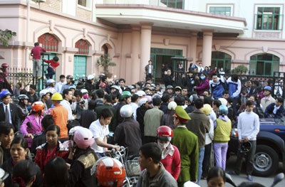 Phiên tòa xét xử hiệu trưởng mua dâm cuối ngày càng “nóng” - 1