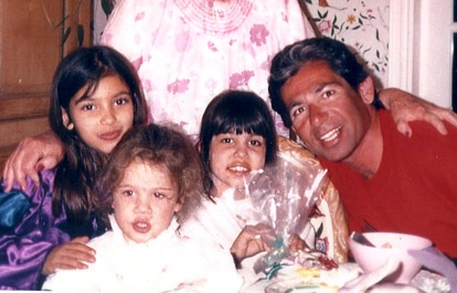 Ngắm ảnh ấu thơ của chị em cô Kim “siêu vòng ba” - 11