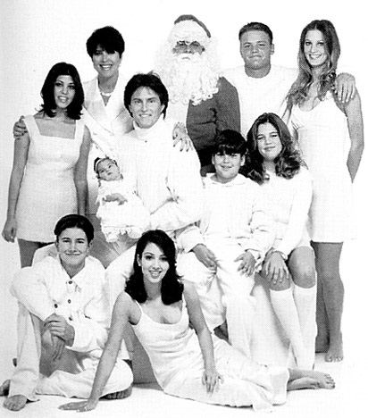 Ngắm ảnh ấu thơ của chị em cô Kim “siêu vòng ba” - 13