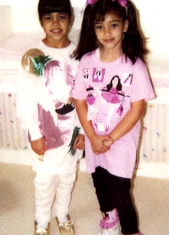 Ngắm ảnh ấu thơ của chị em cô Kim “siêu vòng ba” - 2