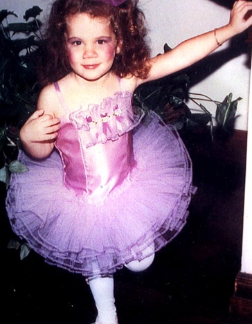 Ngắm ảnh ấu thơ của chị em cô Kim “siêu vòng ba” - 3