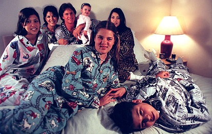 Ngắm ảnh ấu thơ của chị em cô Kim “siêu vòng ba” - 5