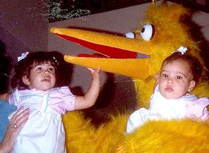 Ngắm ảnh ấu thơ của chị em cô Kim “siêu vòng ba” - 7