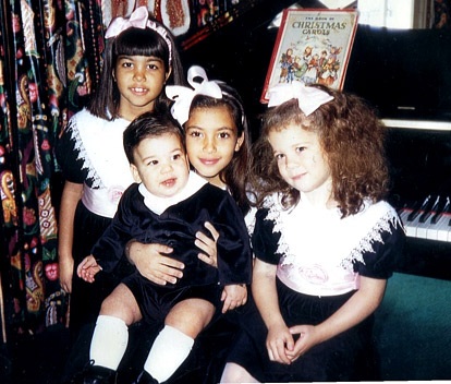 Ngắm ảnh ấu thơ của chị em cô Kim “siêu vòng ba” - 8