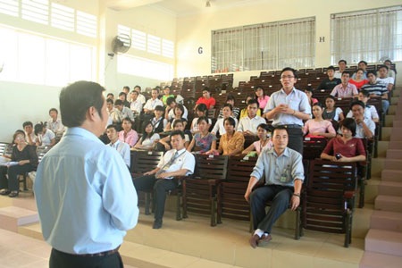 Thầy giáo “vòi” tiền sinh viên từng ngồi tù vì làm bằng giả - 2 Thầy giáo “vòi” tiền sinh viên từng ngồi tù vì làm bằng giả - 2