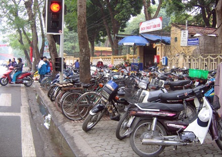 Hà Nội: Thu phí sử dụng hè, lề đường - 1 Hà Nội: Thu phí sử dụng hè, lề đường - 1