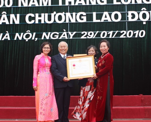 Trường THPT Nguyễn Siêu đón nhận Huân chương Lao động hạng Ba - 1 Trường THPT Nguyễn Siêu đón nhận Huân chương Lao động hạng Ba - 1