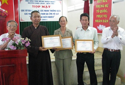 Dân trí nhận giấy khen của Hội Bảo trợ người nghèo Bến Tre - 2 Dân trí nhận giấy khen của Hội Bảo trợ người nghèo Bến Tre - 2