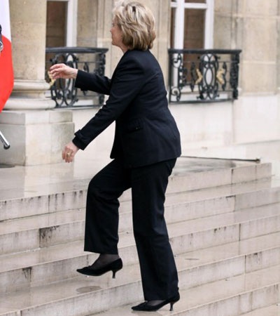 Hillary Clinton gặp sự cố tuột giày ở Pháp - 1 Hillary Clinton gặp sự cố tuột giày ở Pháp - 1