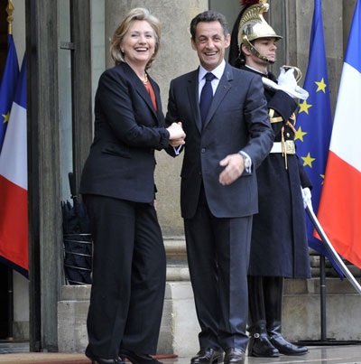 Hillary Clinton gặp sự cố tuột giày ở Pháp - 4 Hillary Clinton gặp sự cố tuột giày ở Pháp - 4