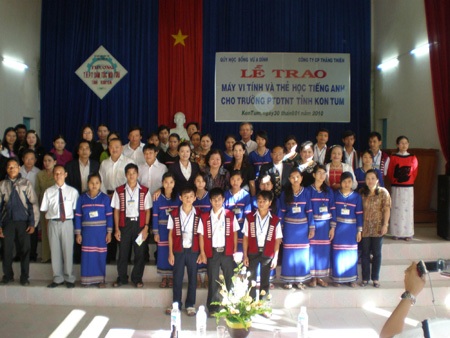 Quỹ Vừ A Dính trao quà Tết cho học sinh dân tộc 4 tỉnh Tây Nguyên - 1 Quỹ Vừ A Dính trao quà Tết cho học sinh dân tộc 4 tỉnh Tây Nguyên - 1