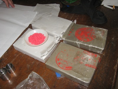 Bắt hai đối tượng vận chuyển 4 bánh heroin - 2