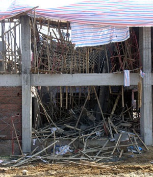 Sập sàn Nhà thi đấu đa năng Lào Cai đang thi công - 1