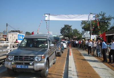 Thông xe cầu tạm Bà Rén, “cứu” giao thông QL1A - 1 Thông xe cầu tạm Bà Rén, “cứu” giao thông QL1A - 1