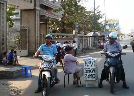Sách tử vi, bói toán cuối năm: Bày “lưa thưa”, hàng có thừa   - 1
