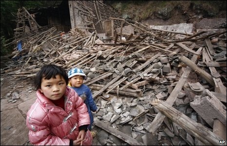 Động đất ở Trung Quốc: 1 người chết, 100 ngôi nhà sập - 1
