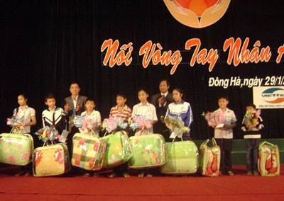 Trao 2000 suất quà “Nối vòng tay nhân ái” - 1 Trao 2000 suất quà “Nối vòng tay nhân ái” - 1