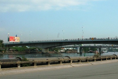 Sà lan 500 tấn đâm vào cầu Tân Thuận - 1 Sà lan 500 tấn đâm vào cầu Tân Thuận - 1