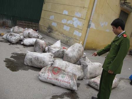 Lại phát hiện gần 3 tấn bì lợn hôi thối, có dòi - 1 Lại phát hiện gần 3 tấn bì lợn hôi thối, có dòi - 1