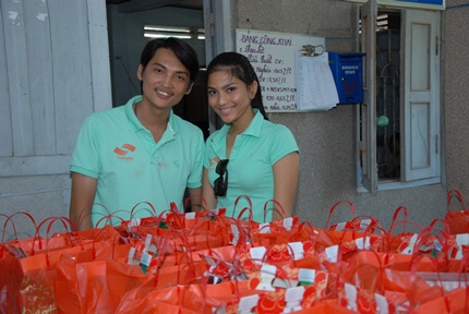 Á hậu Trương Thị May mang Tết tới cho bà con nghèo - 3