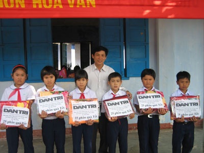 Bạn đọc gửi quà tết cho học sinh nghèo Làng Vân - 2 Bạn đọc gửi quà tết cho học sinh nghèo Làng Vân - 2