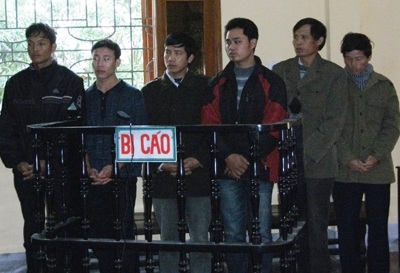 6 nông dân “lật xe cảnh sát xuống kênh” lĩnh án - 1