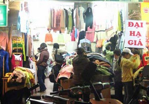 Xả hàng cuối năm: Người tiêu dùng hãy tỉnh táo - 1 Xả hàng cuối năm: Người tiêu dùng hãy tỉnh táo - 1