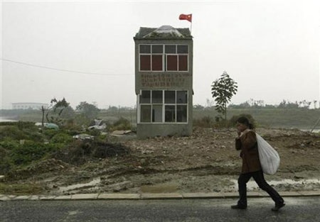 Những ngôi nhà "đinh” ở Trung Quốc - 9