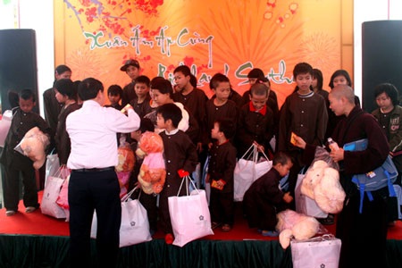 Trẻ em chùa Bồ Đề được hỗ trợ 110 triệu đồng đón tết - 1 Trẻ em chùa Bồ Đề được hỗ trợ 110 triệu đồng đón tết - 1