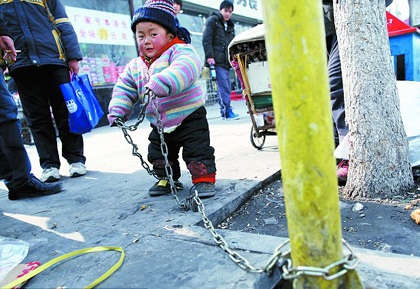 Xích con vào cột đèn để đi làm - 1