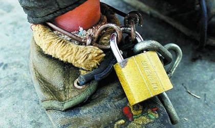 Xích con vào cột đèn để đi làm - 2