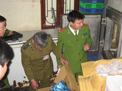 Khám phá kho chứa hơn 17 tấn hàng đông lạnh bốc mùi - 2 Khám phá kho chứa hơn 17 tấn hàng đông lạnh bốc mùi - 2
