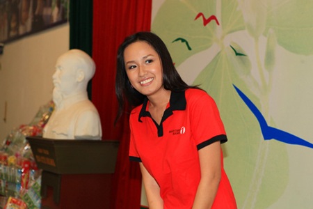 Đầu xuân theo chân Mai Phương Thúy đi làm từ thiện - 2